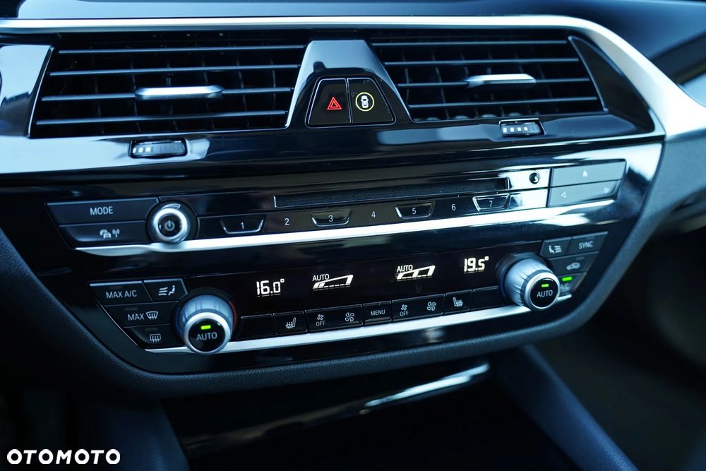 BMW Seria 5 520d Sport Line - 31