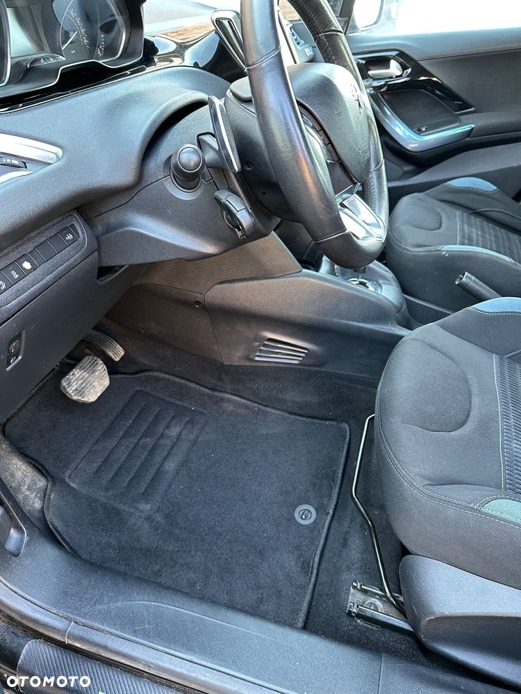 Peugeot 208 - 25
