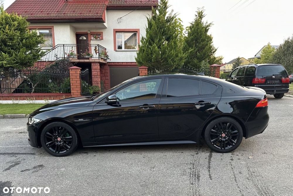 Jaguar XE 2.0 D R-Sport - 4
