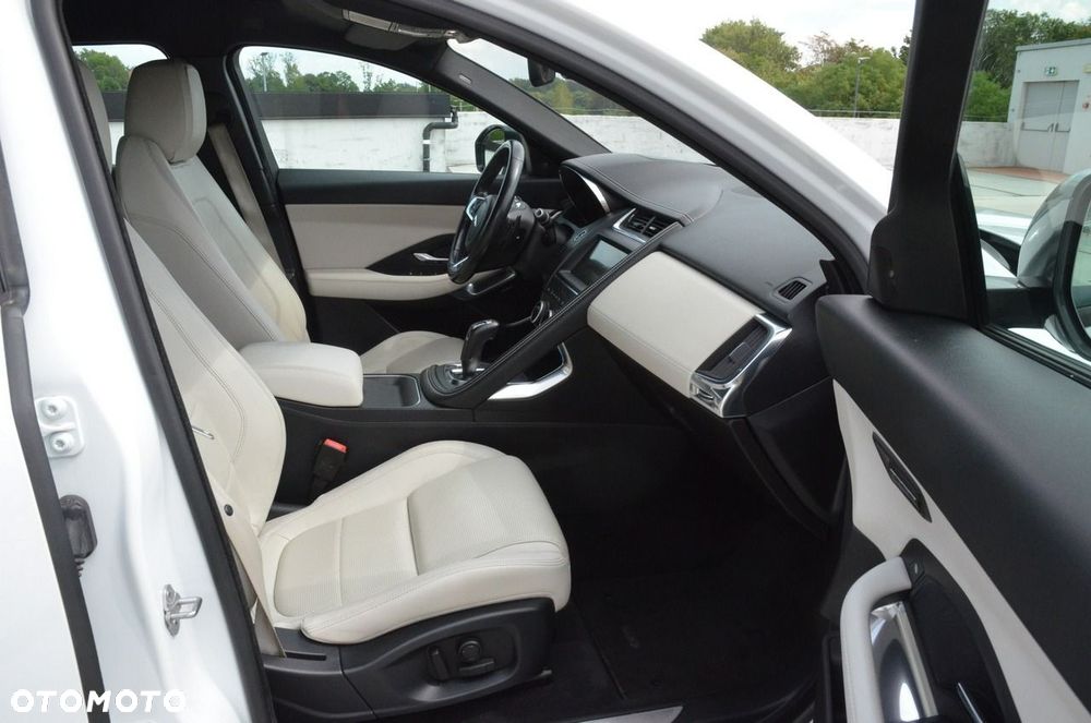 Jaguar E-Pace 2.0 i4P AWD R-Dynamic SE - 28