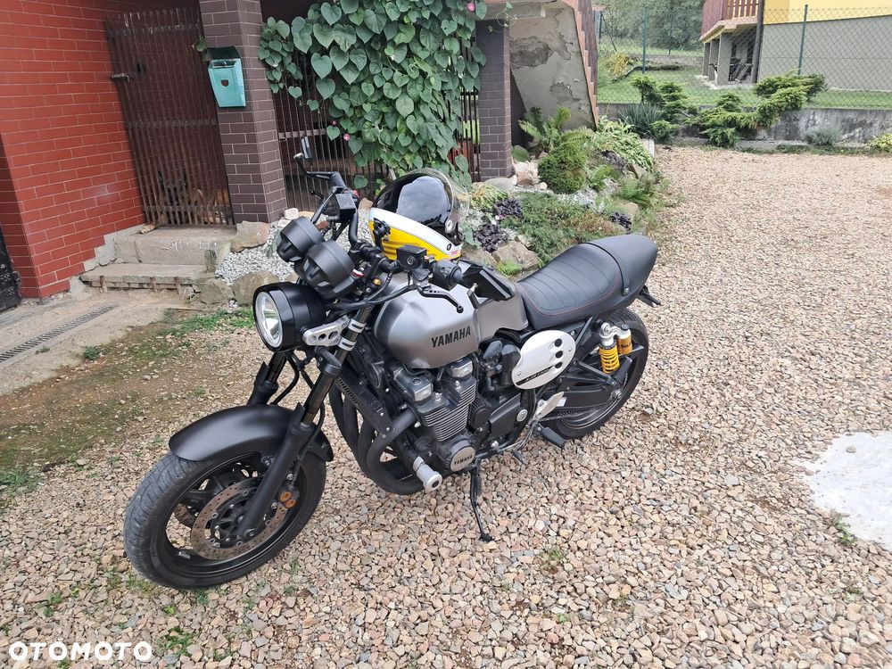 Yamaha XJR - 11