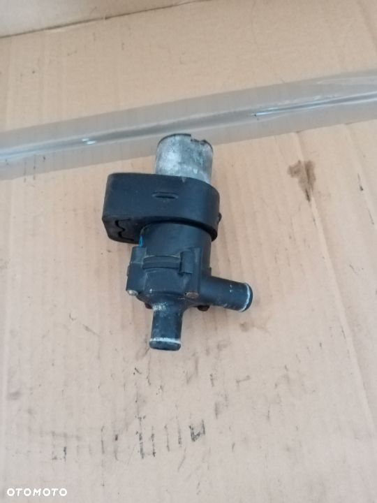 Dodatkowa pompka obiegu wody Mercedes Vito 639 A0028353564 - 2