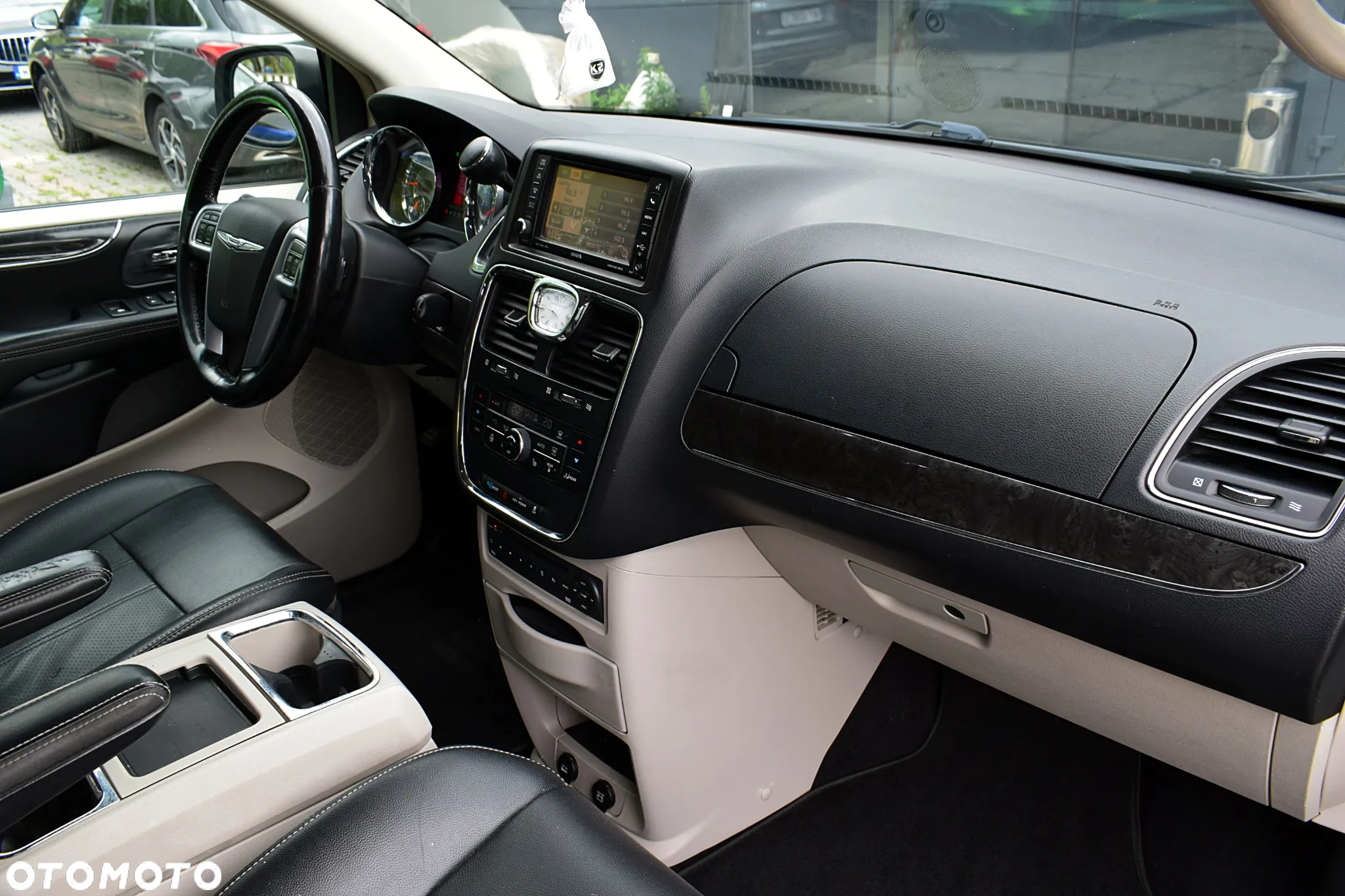 Chrysler Town & Country 3.6 Limited - 10