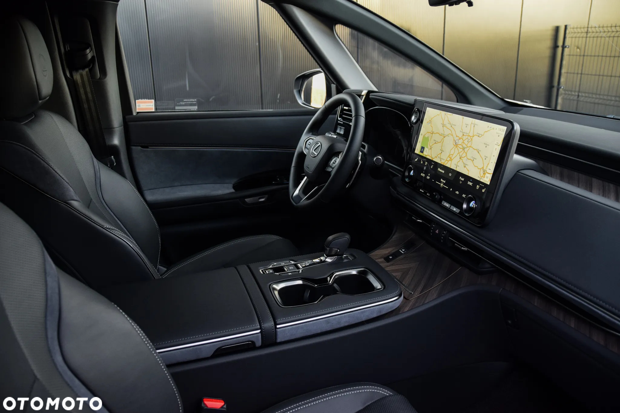 Lexus LM - 4