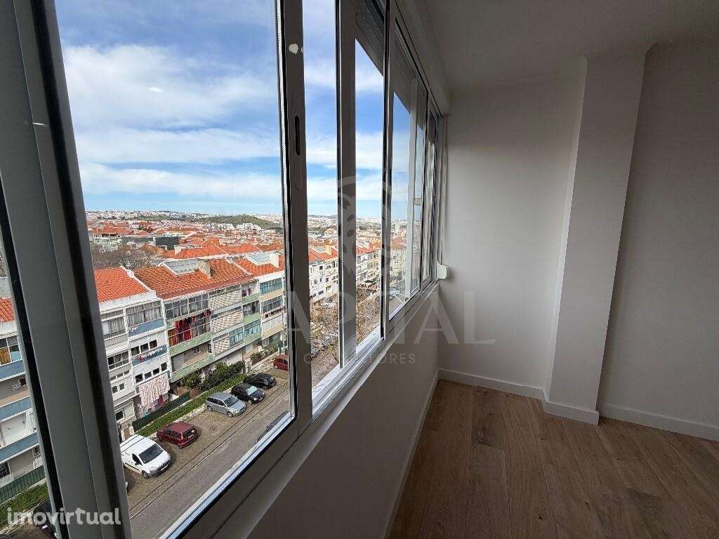 T4 com Varanda e Cozinha Equipada na Amadora - Grande imagem: 4/54