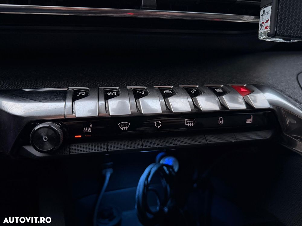 Peugeot 3008 1.2 PureTech Turbo S&S EAT8 Allure - 23