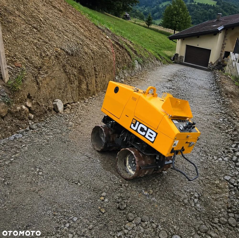 JCB VM1500 Walec Okołkowany 1600kg. Walec do wykopów, terenu oraz bystrych podjazdów! Maszyna jak Nowa. 441 mtg. 2015 rok. Walec przywieziony z Norwegii. Silnik Kubota 3 cylindry 28 km. Poteżna moc ubijania na dwa bębny lub każdy z osobna! Komfortowe sterowanie!  Maszyna zadbana jak Nowa z salonu. Odpala na dotyk. Zero luzów i wycieków. Rewelacyjna cena! Nadaje się do kruszyw ziemi oraz błota i bystrych podjazdów. O wiele lepsze rozwiązanie niż zagęszczarka 500kg. - 1