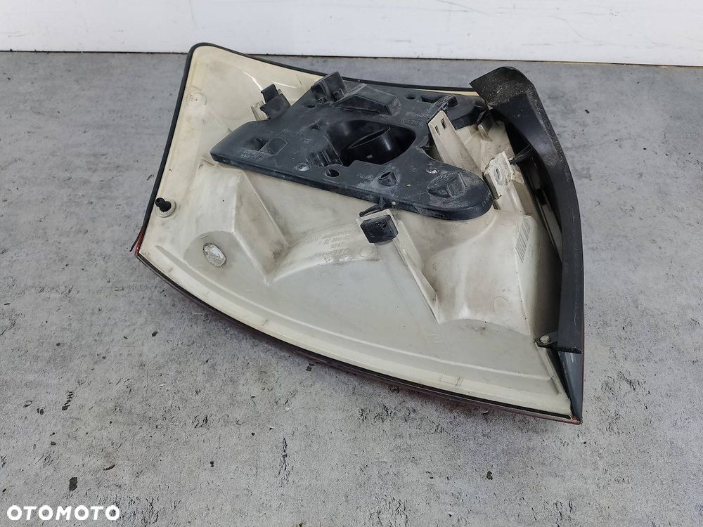 LAMPA TYLNA PRAWA AUDI A4 B6 8E0945096C HELLA SEDAN - 2