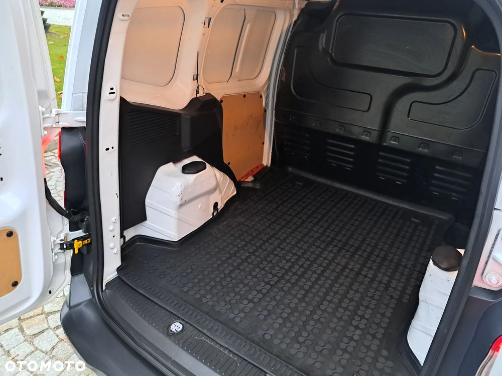 Ford Transit Courier - 26