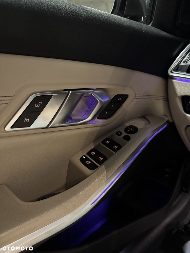 BMW Seria 3 330i xDrive - 12