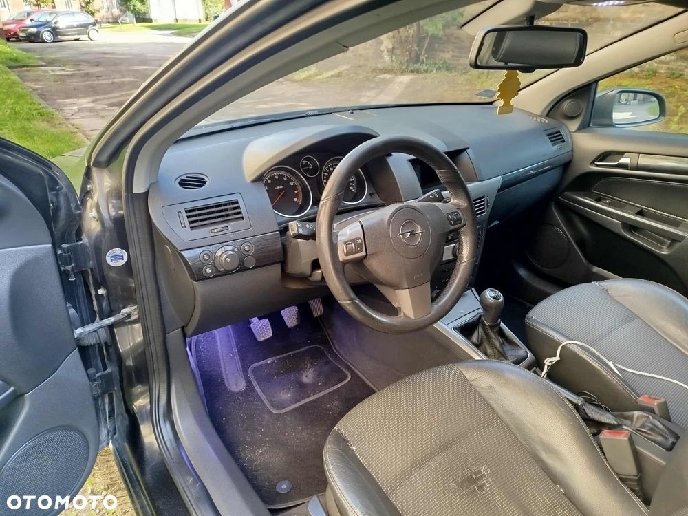 Opel Astra III GTC 1.8 Cosmo - 12