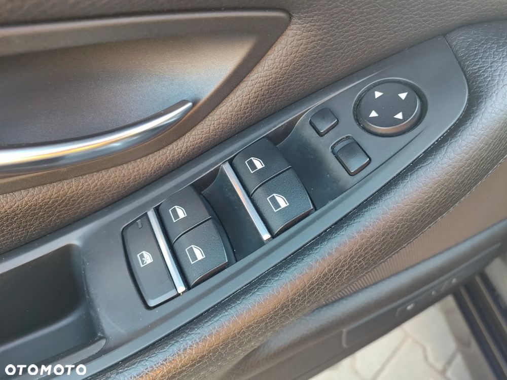 BMW Seria 5 528i Luxury Line - 31