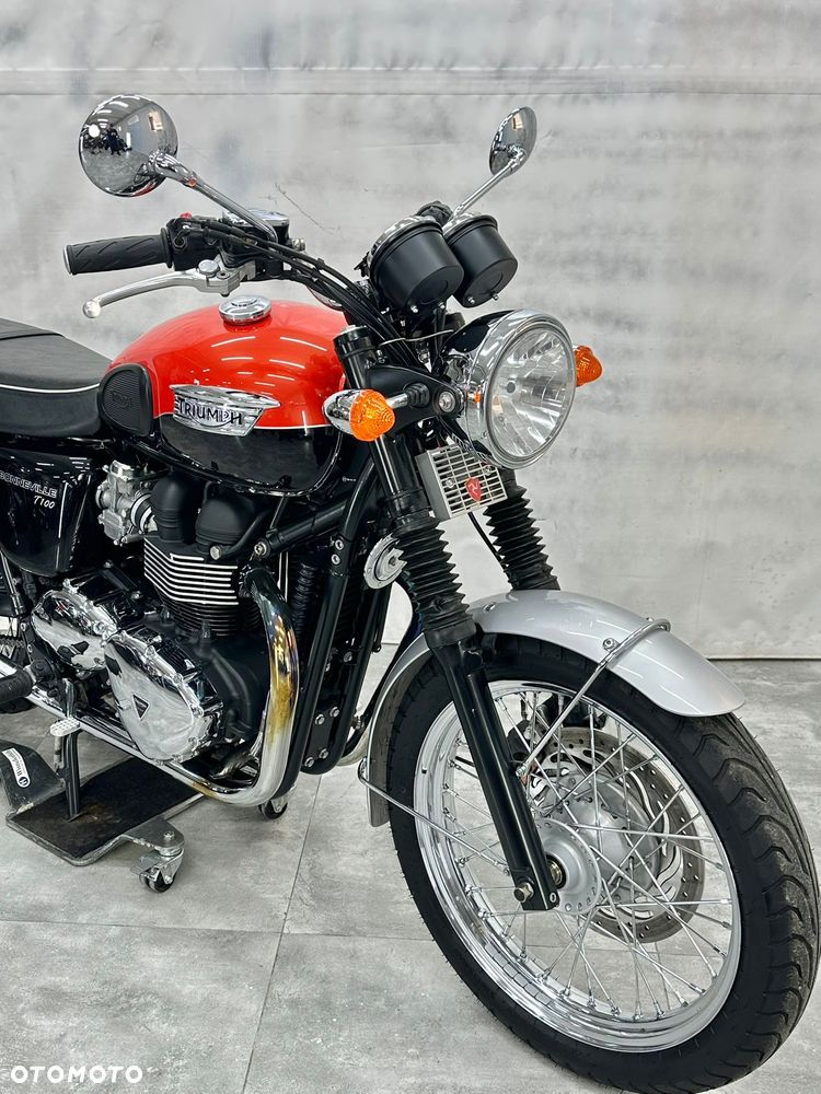 Triumph Bonneville - 8