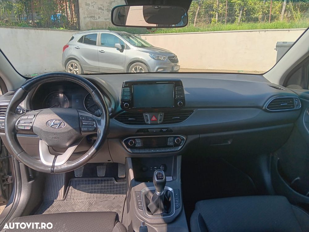 Hyundai i30 1.4 100CP 5DR M/T Classic - 9