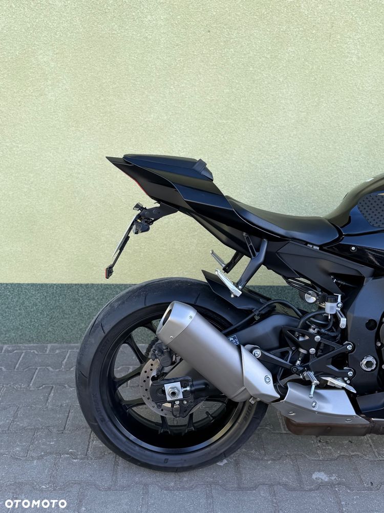 Yamaha R1 - 10