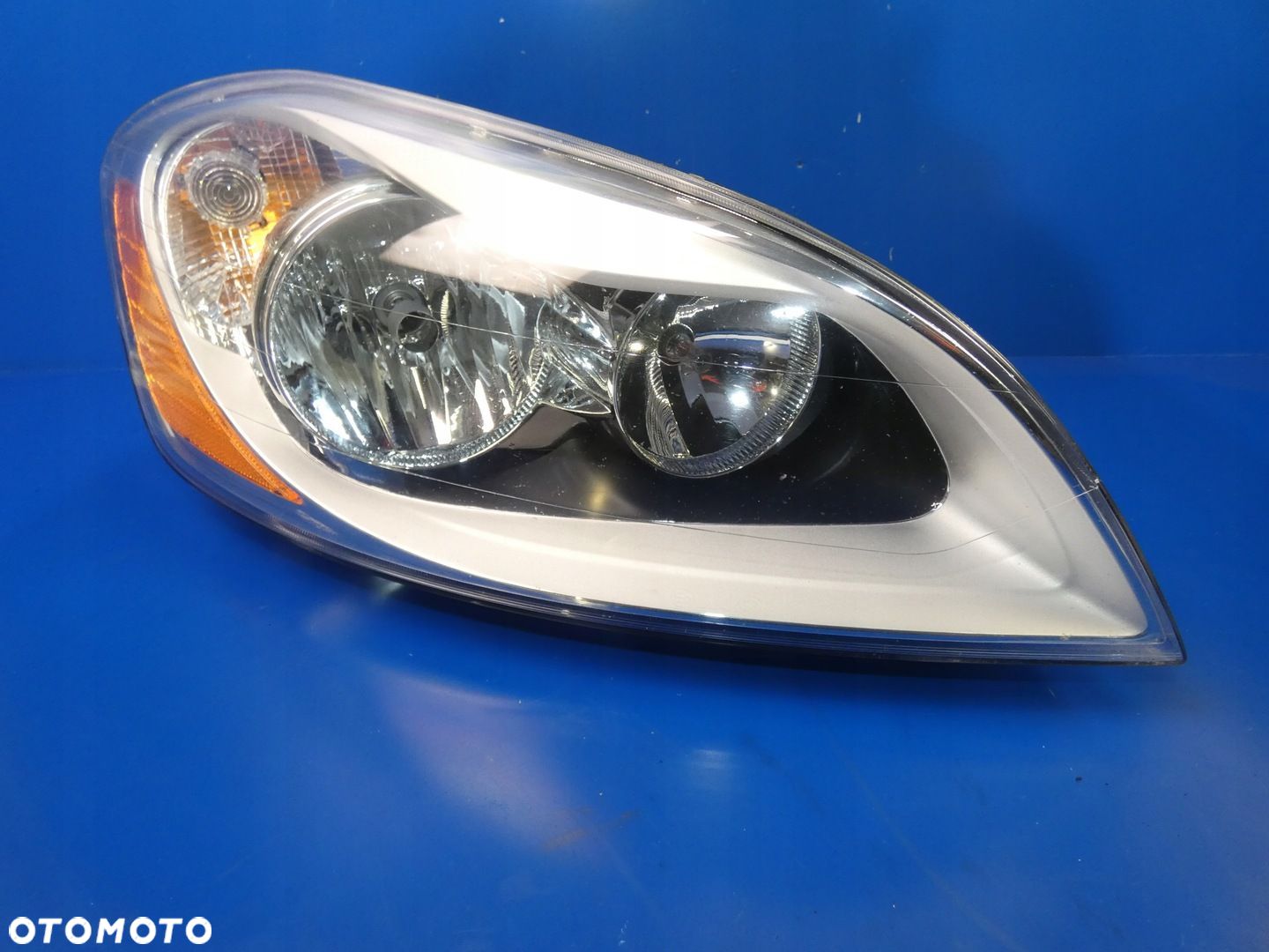 VOLVO XC60 I LAMPA PRAWY PRZÓD ZWYKŁA H7 - 1