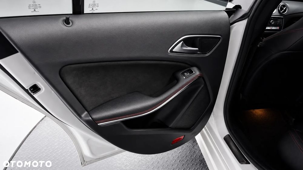 Mercedes-Benz CLA 250 4-Matic AMG Line - 28