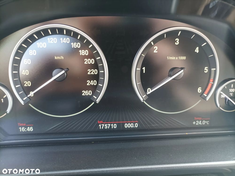 BMW Seria 5 525d xDrive - 15