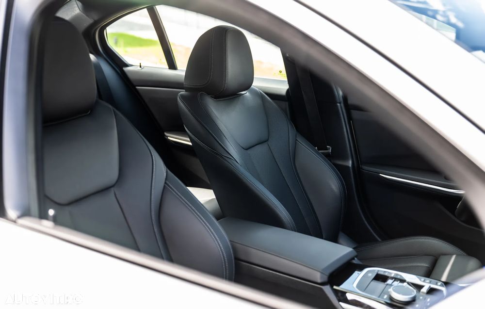 BMW Seria 3 330i Aut. Luxury Line - 34