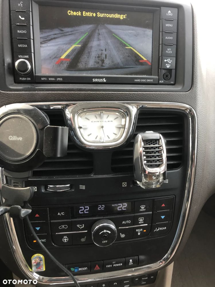 Chrysler Town & Country - 10