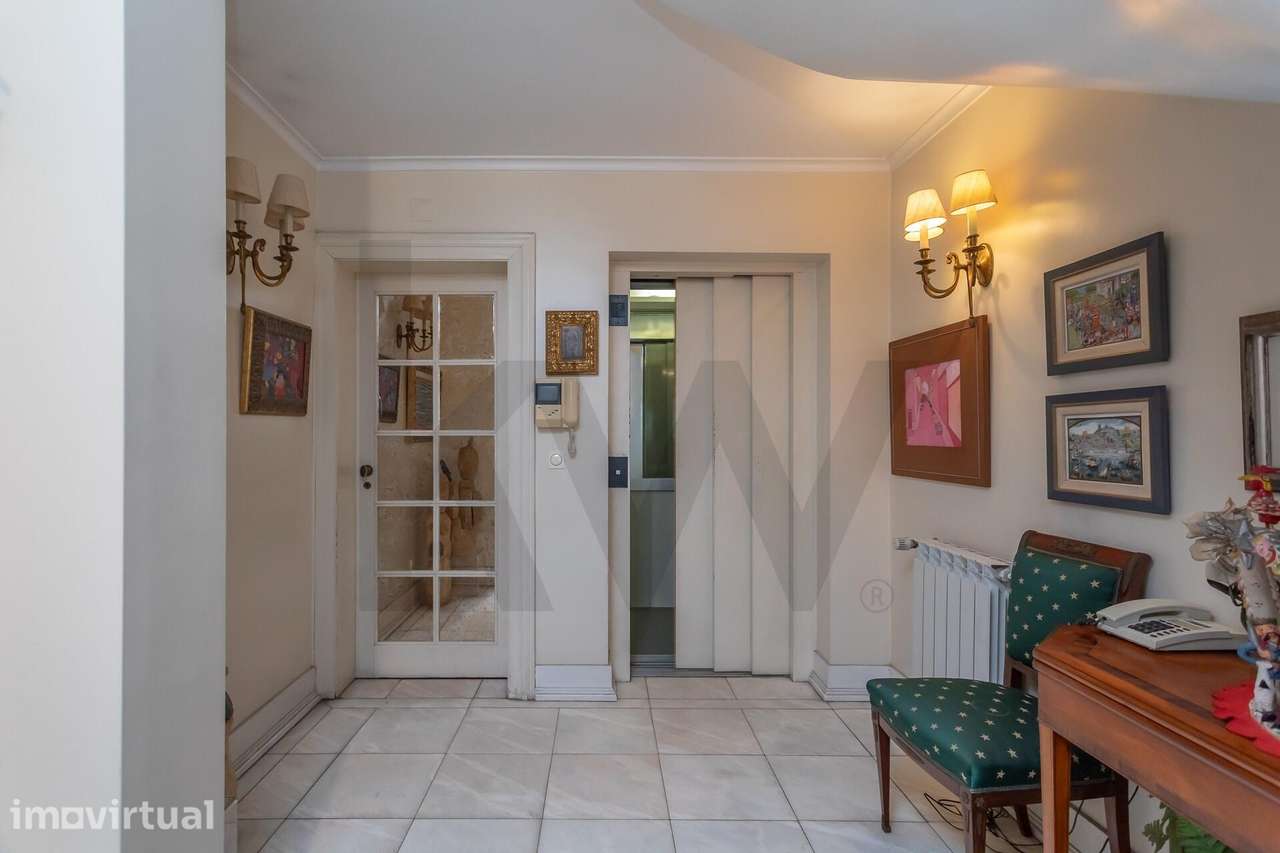 Moradia T6 na Lapa | Elevador, Logradouro, Terraço e Garagem para 5 Ca - Grande imagem: 4/60