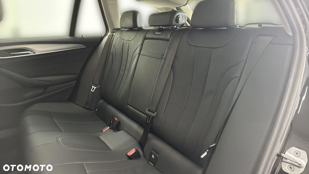 BMW Seria 5 530i xDrive mHEV - 17