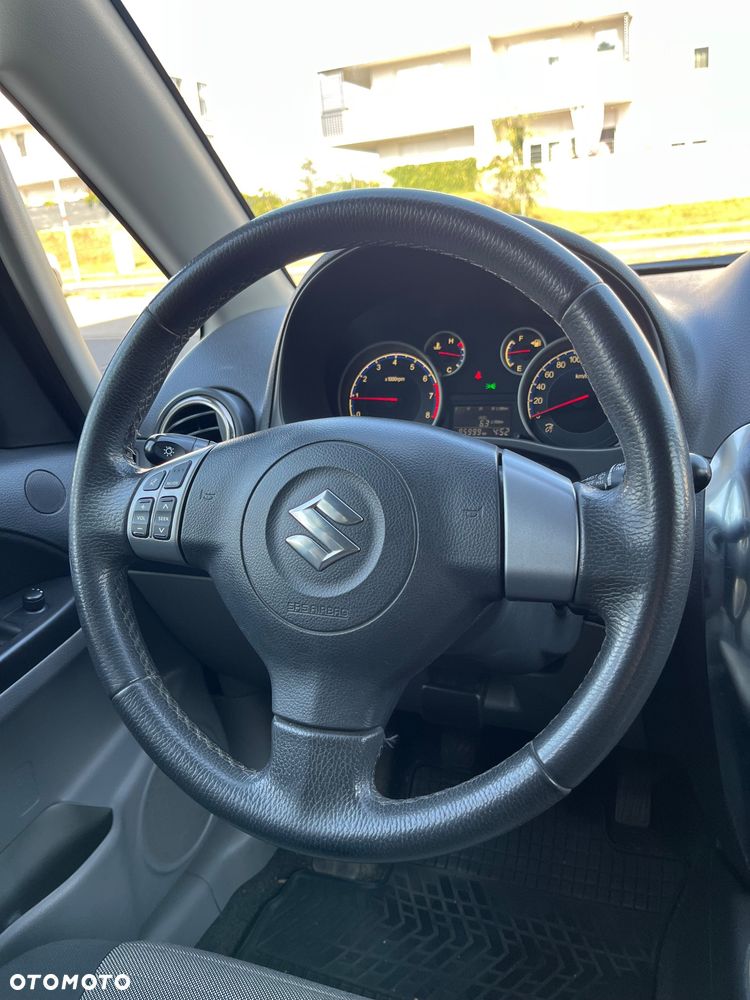 Suzuki SX4 1.6 Premium - 28