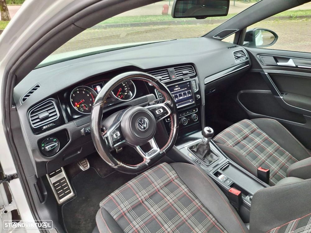VW Golf GTI Performance BlueMotion - 12