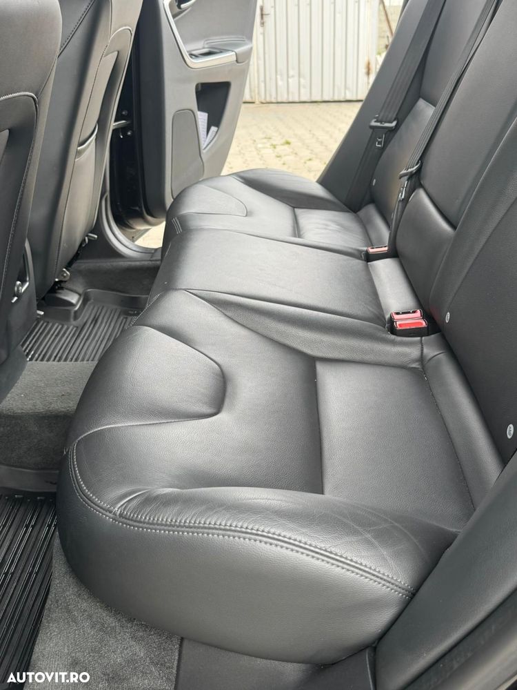 Volvo XC 60 D5 AWD Aut. RDesign - 12