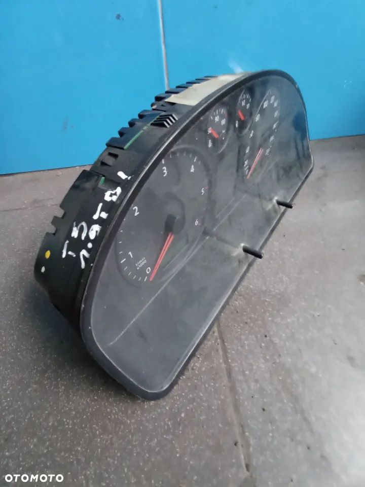 Licznik VW T5 1.9 TDI 88311346 - 1