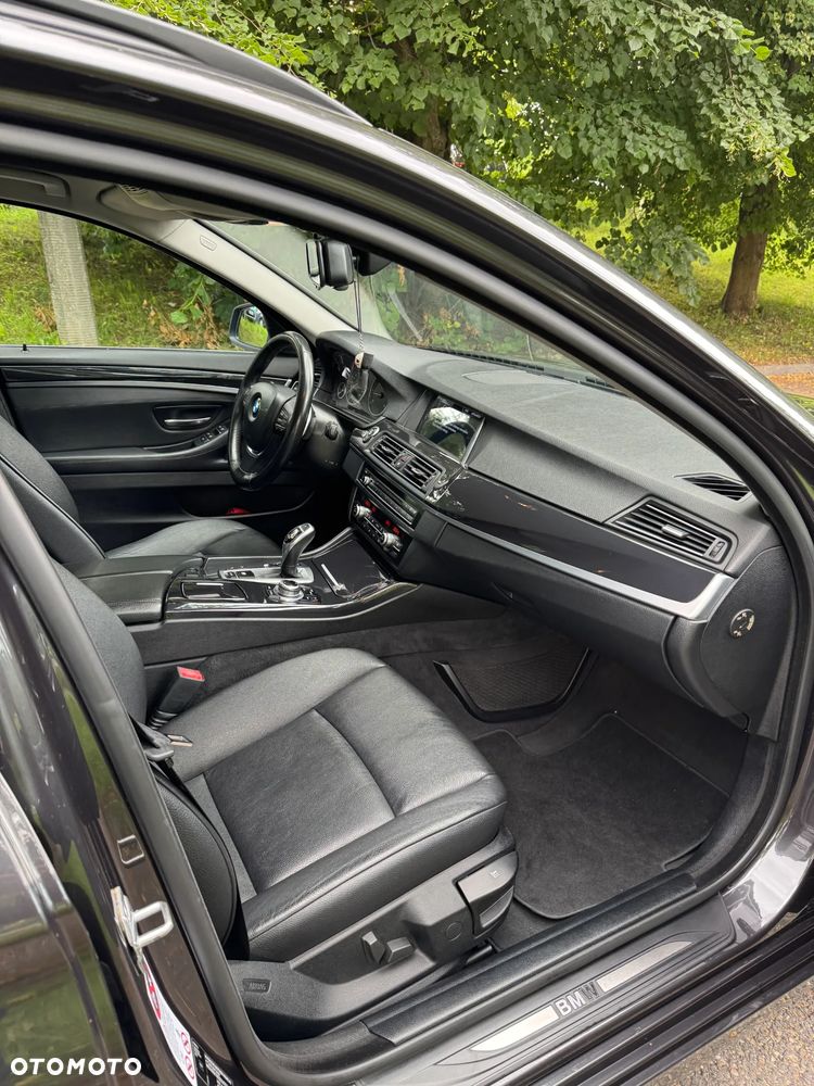 BMW Seria 5 525d xDrive - 11