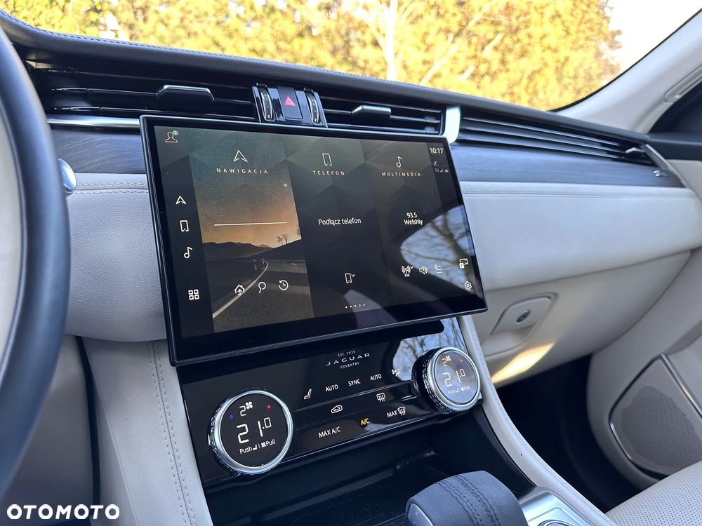 Jaguar F-Pace P250 AWD R-Dynamic SE - 16