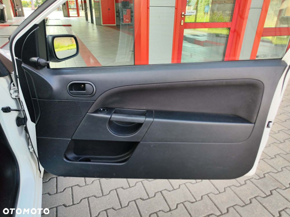 Ford Fiesta 1.3 Ambiente - 26
