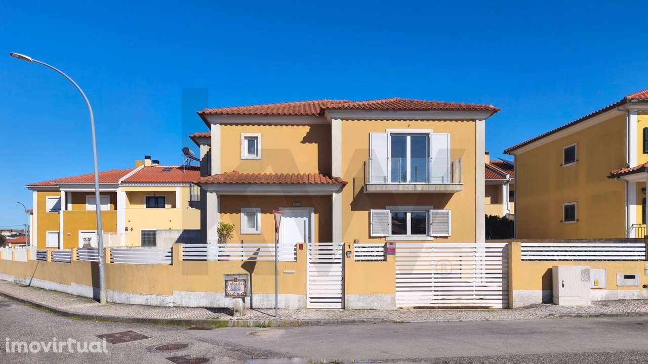 Moradia Isolada com 4 quartos, Garagem e Espaço Exterior - Algueirão - Grande imagem: 2/60