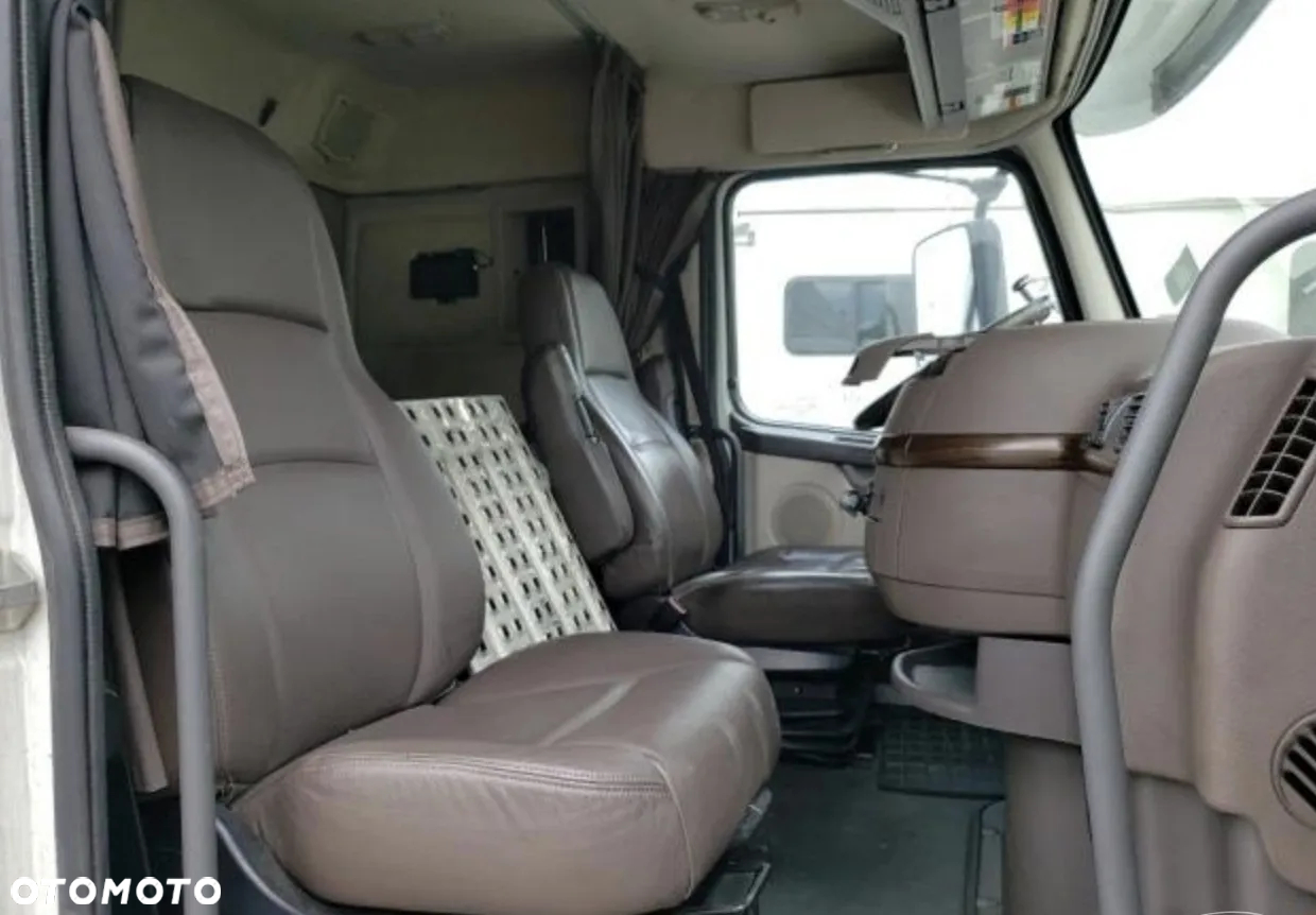 Volvo VNL - 9