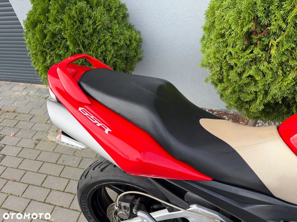 Suzuki GSR - 22