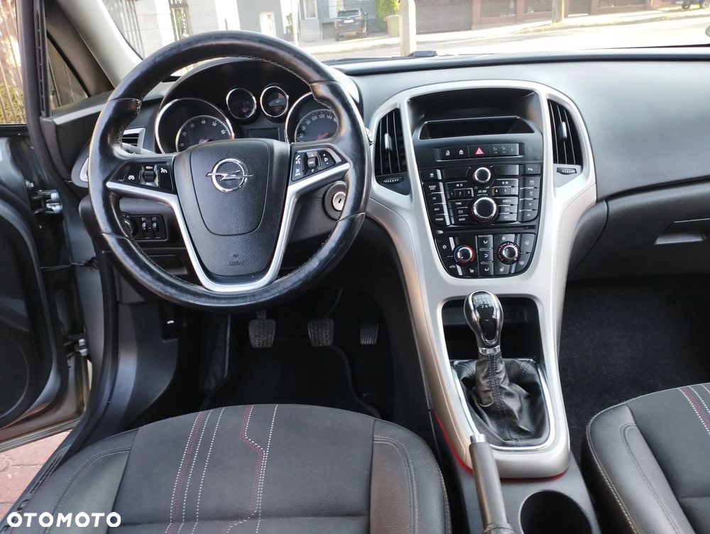 Opel Astra 1.4 Turbo 150 Jahre - 8