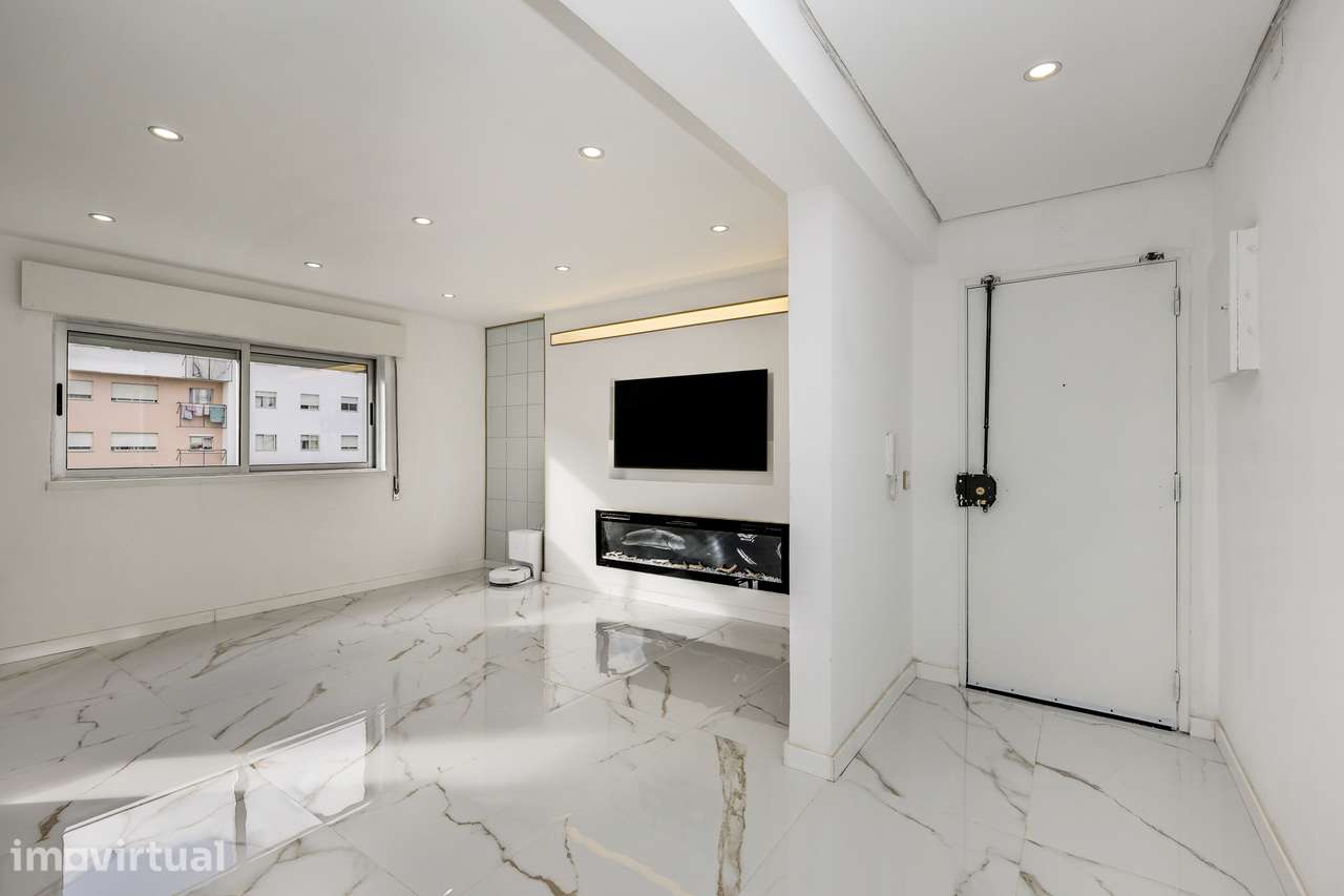 Apartamento Remodelado com 2 Quartos, Elevador e Potencial de Closet e - Grande imagem: 2/28