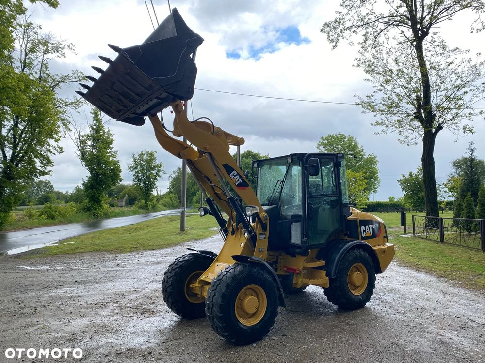 Caterpillar CAT 907H2, 2014 ROK, 6000 MTH, ŁYŻKA OTWIERANA + WIDŁY, z NIEMIEC, SUPER STAN, - 16