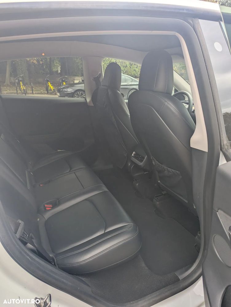 Tesla Model Y - 16