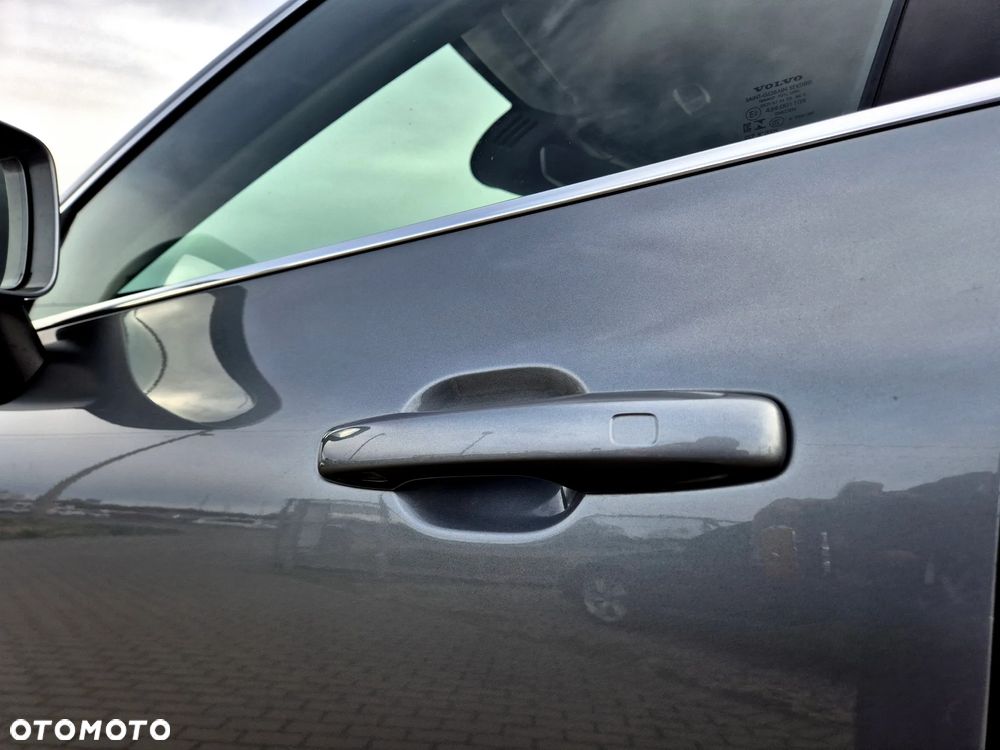 Volvo XC 60 B4 D AWD Geartronic Momentum Pro - 23