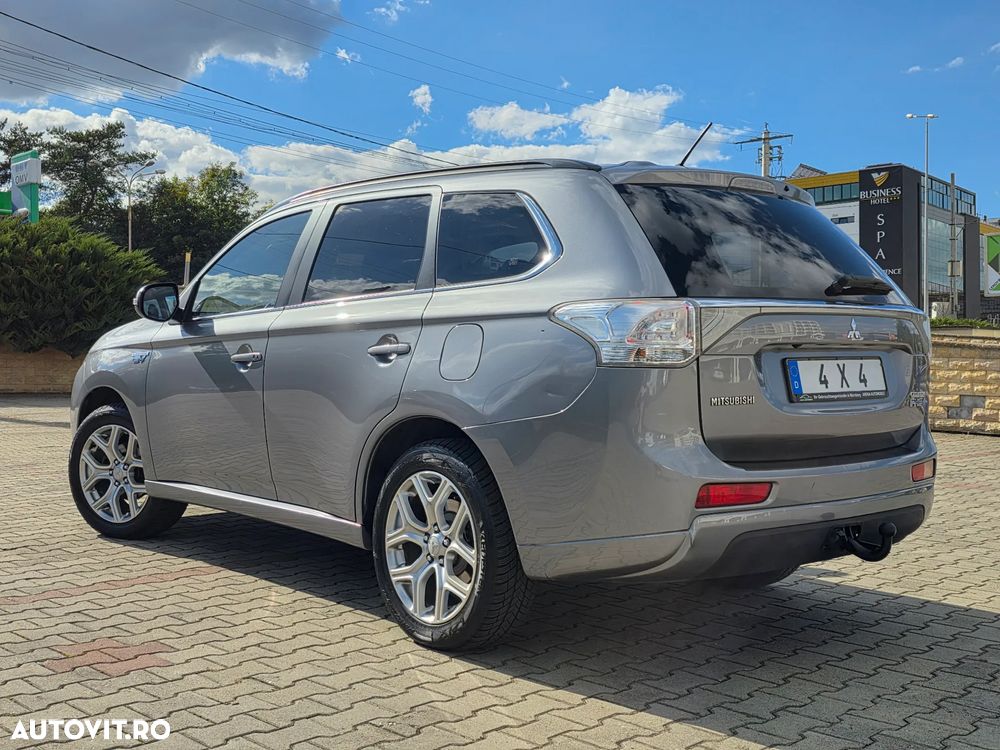 Mitsubishi Outlander 2.0 4WD Plug-In Hybrid Top - 4