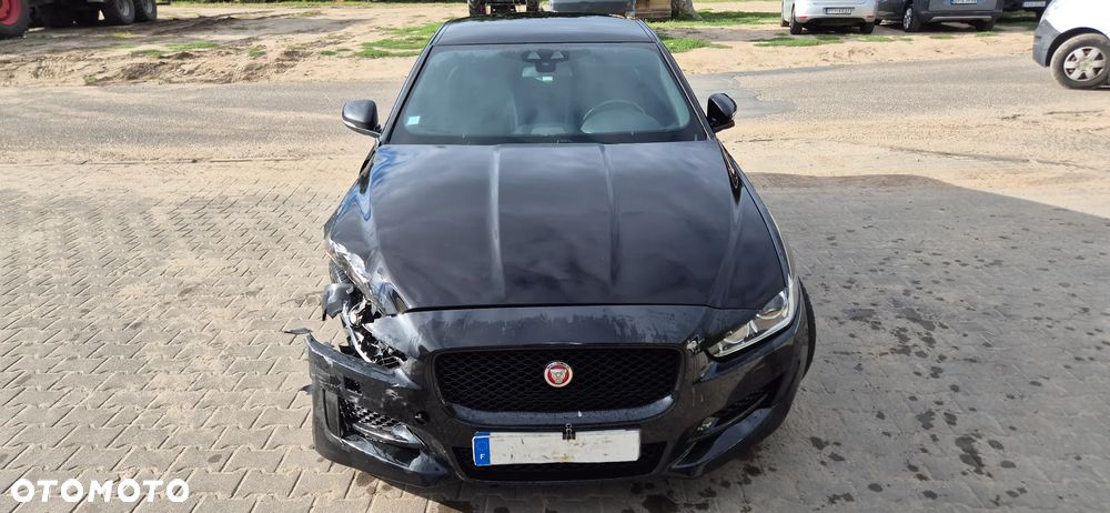 Jaguar XE - 3