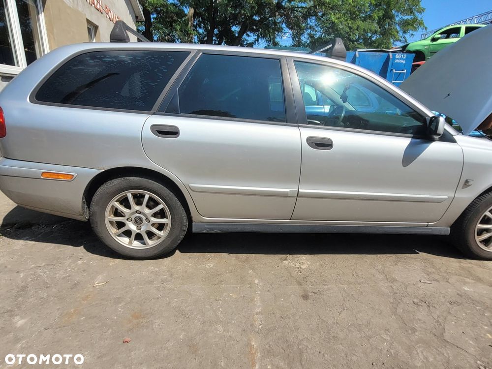 Części- Volvo v40 cross country Pojemnosc: 1783 Moc: 90kW Rok: 2003 Benzyna - 5