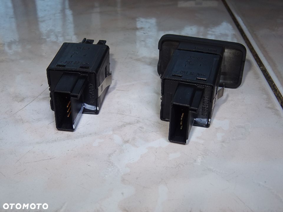 WŁĄCZNIK PRZYCISK KLAPY ELEKTRYCZNEJ OPEL VECTRA C KOMBI  wiązka wtyczka - 10