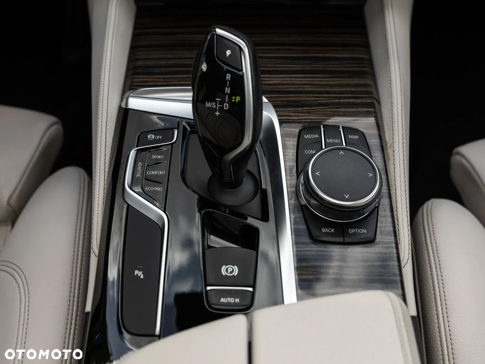 BMW Seria 5 M550i xDrive - 26