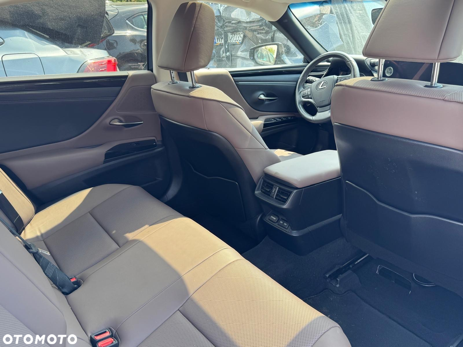 Lexus ES 300h Business Edition + - 10