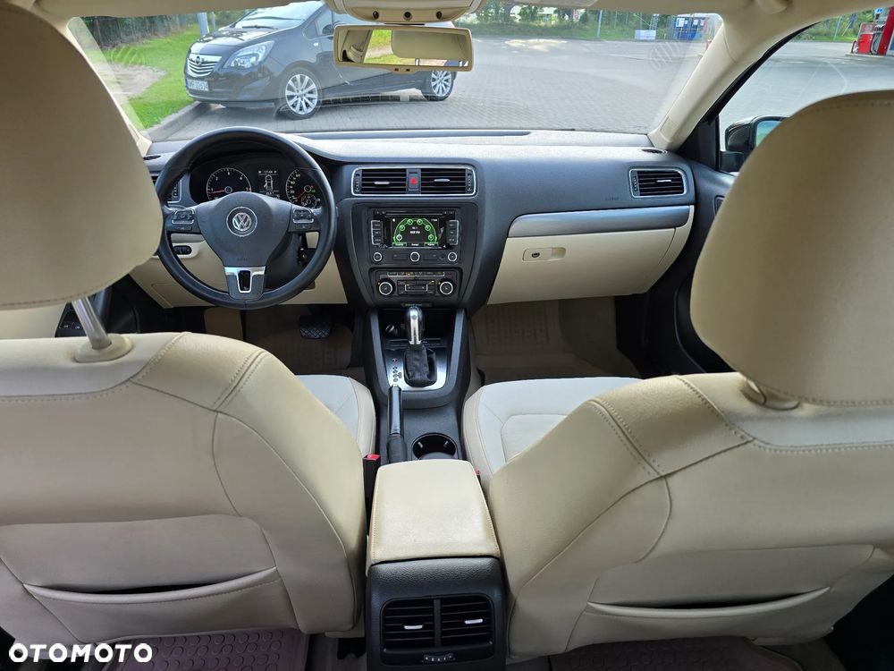 Volkswagen Jetta 2.0 TDI Highline DSG - 9