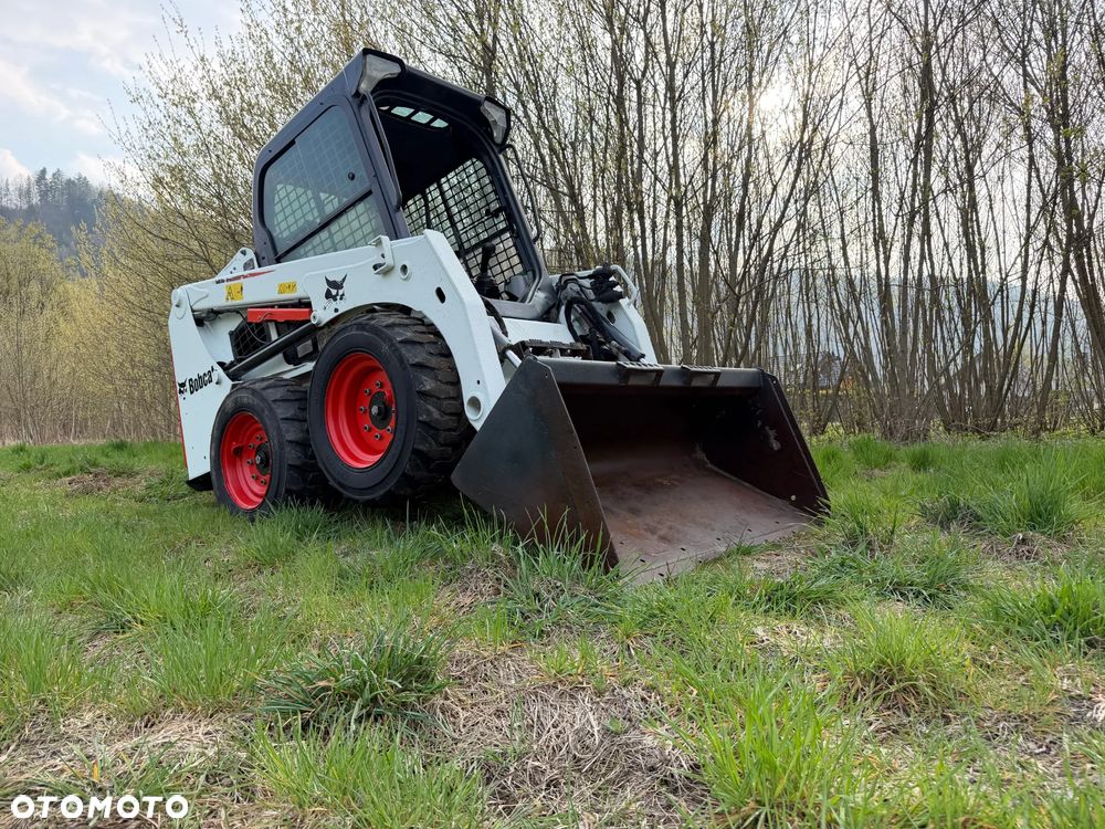 Bobcat S450 ładowarka 4x4 wózek terenowy. Łyżka. Pełne sterowanie z dżojstika jazda i praca. Aktualne serwisy DEKRA 2026r. Dokumentacja Pełna. Silnik Kubota 4cyl 55km. Maszyna Jak Nowa z Salonu! Pochodzi z Norweskiego Gospodarstwa! 2019 rok 1880 mtg! Zero luzów i wycieków. Bardzo mocna i wydajna maszyna o małych gabarytach! Idealna do stajni oraz Budownictwa. OKAZJA TANIO 3 wyjścia Hydrauliczne pod urządzenia!! - 31