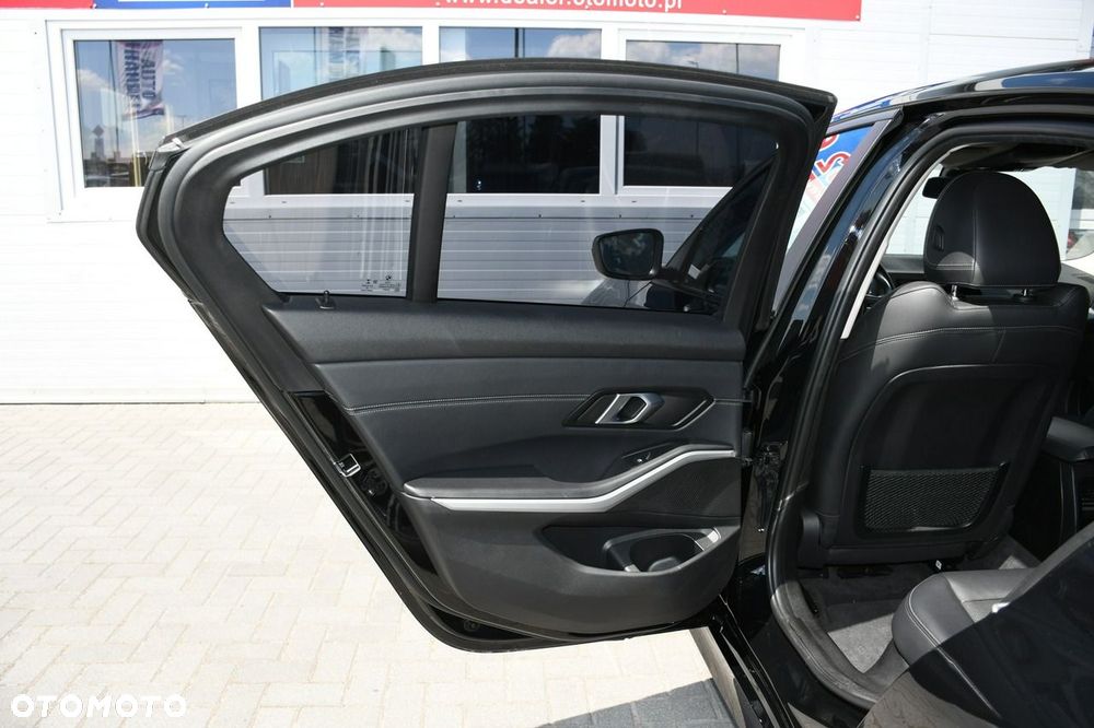 BMW Seria 3 320d mHEV - 38